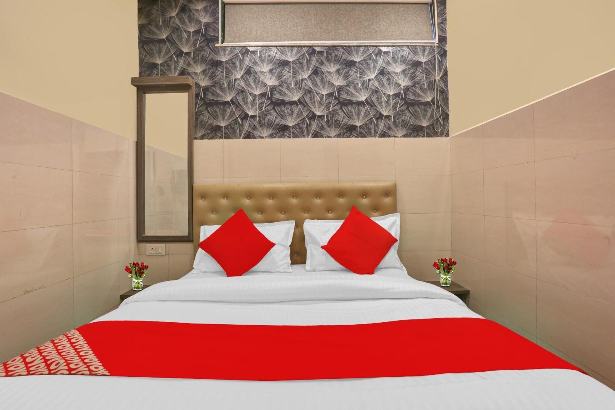 Hotel O Nandi Palace Lodging And Boarding Ulhāsnagar Eksteriør bilde